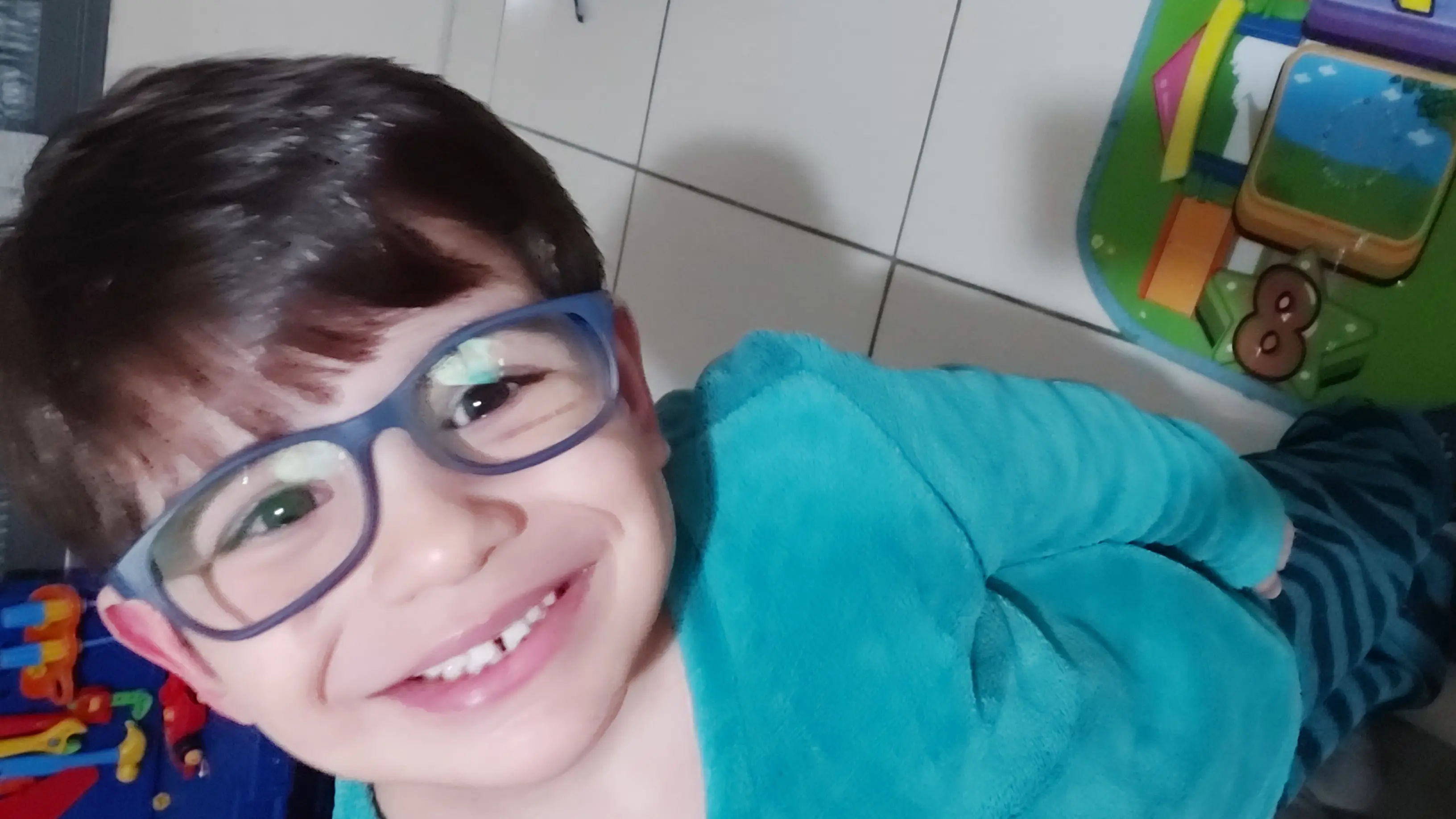 O óculos é de excelente qualidade, todo flexível e confortável, meu filho amou. O atendimento também foi excelente, comprei um modelo que ficou pequeno e a ótica trocou sem custo. Recomendo!!