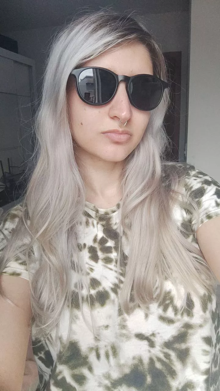 Os óculos chegaram bem rápido (pedi Sedex) e bem embalados, o que era uma das minhas maiores preocupações. Eles foram elogiados pela pessoa mais importante, minha oftalmologista! Ela disse que ficaram muito bons e realmente, mesmo sendo um grau maior minha lente ficou mais fina que a anterior. As lentes clip-on são muito estilosas também. Recomendo 100%